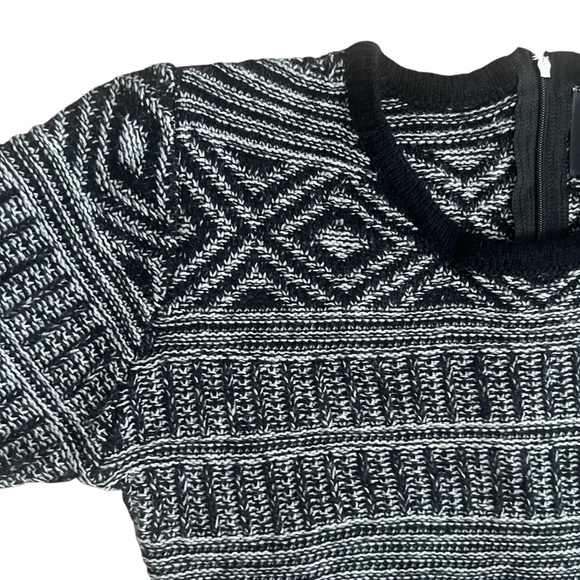 2/$18 ❤️ LOVE MARKS Geometric Patterned Black and White Sweater Dress Sz S - Picture 4 of 7